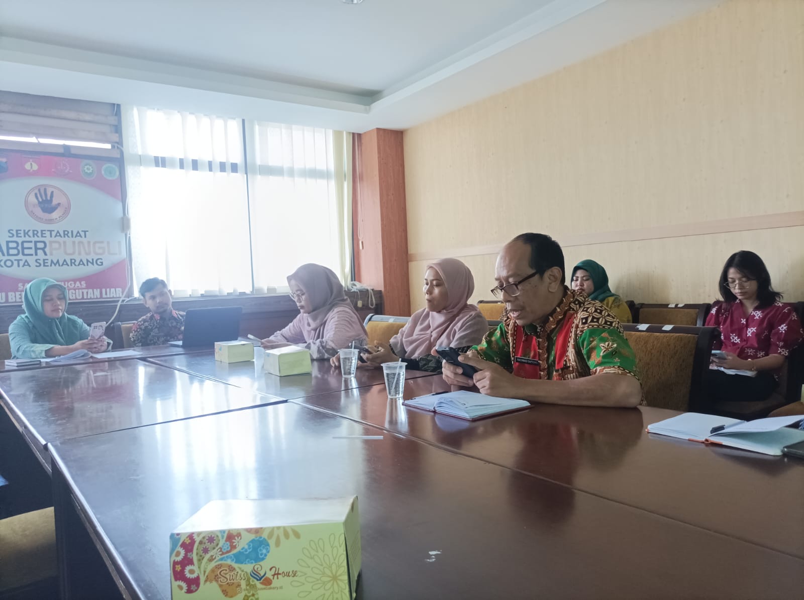 Rakor Pengisian Laporan Metrik Monitoring Evaluasi dan Pembahasan TPPO di Ruang Rapat Saberpungli